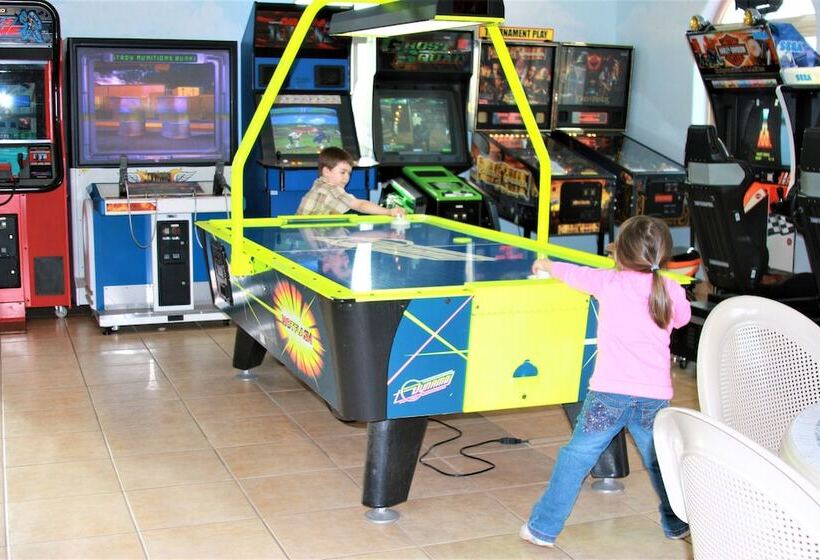 فندق Emerald Dolphin Inn & Mini Golf