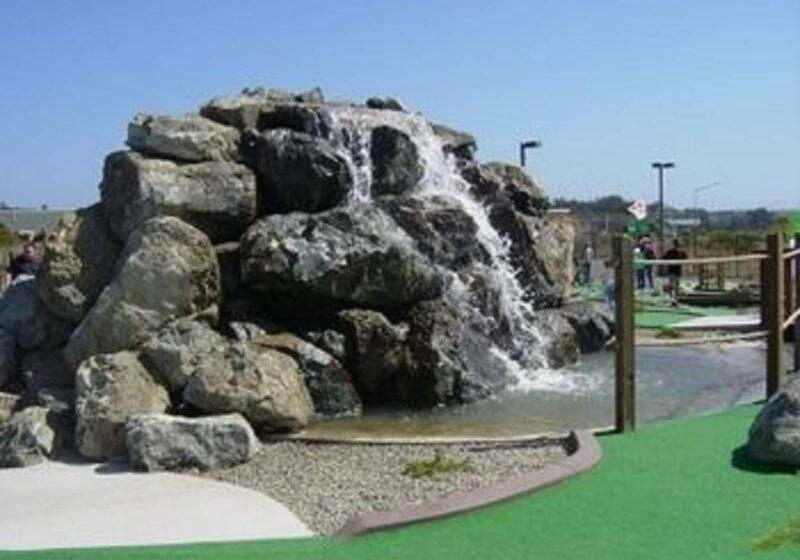 فندق Emerald Dolphin Inn & Mini Golf