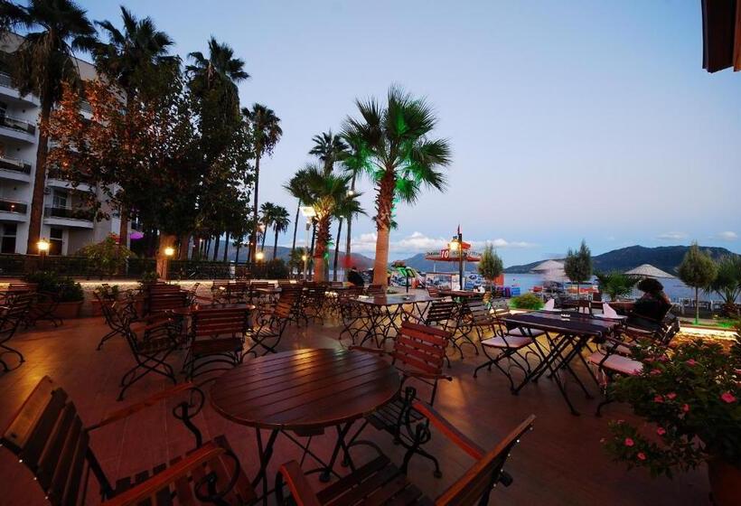 فندق Golden Rock Beach