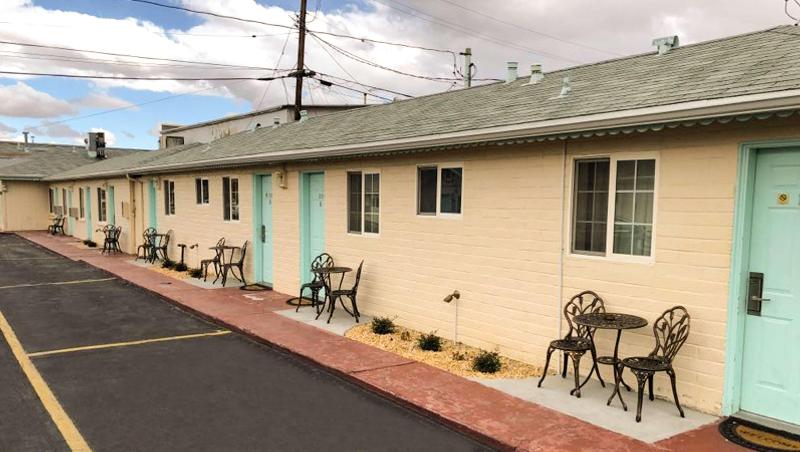 בית מלון כפרי Howard Johnson By Wyndham Ridgecrest, Ca