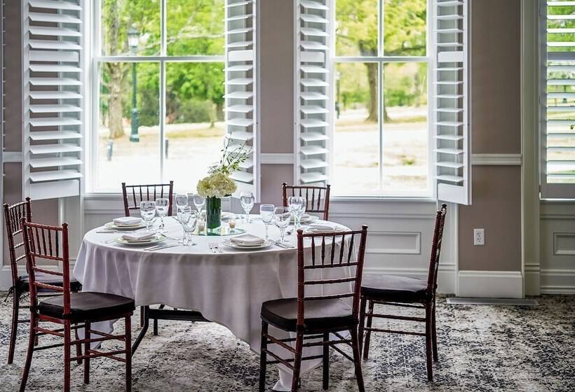 فندق Inn At Carnall Hall