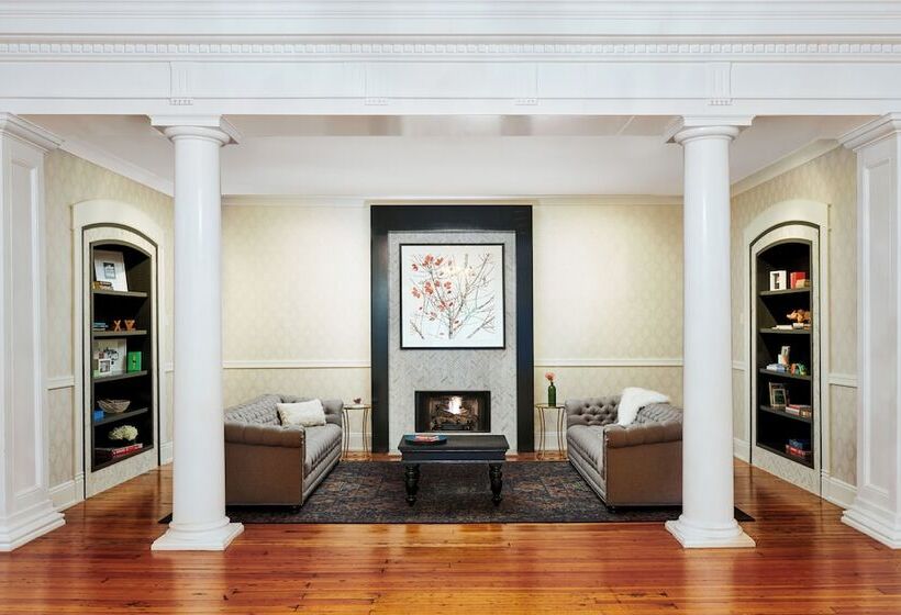 فندق Inn At Carnall Hall