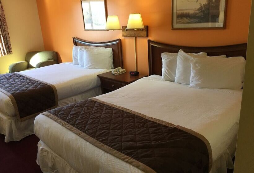 فندق Lake Tree Inn & Suites