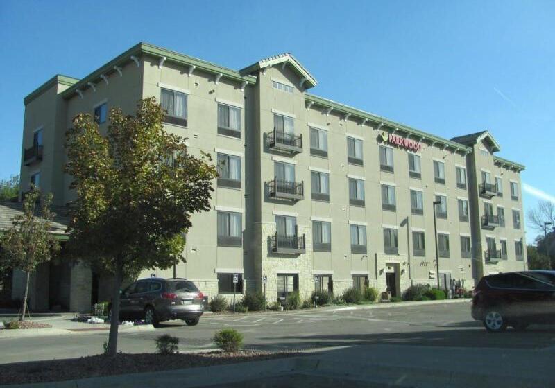 酒店 Parkwood Inn & Suites