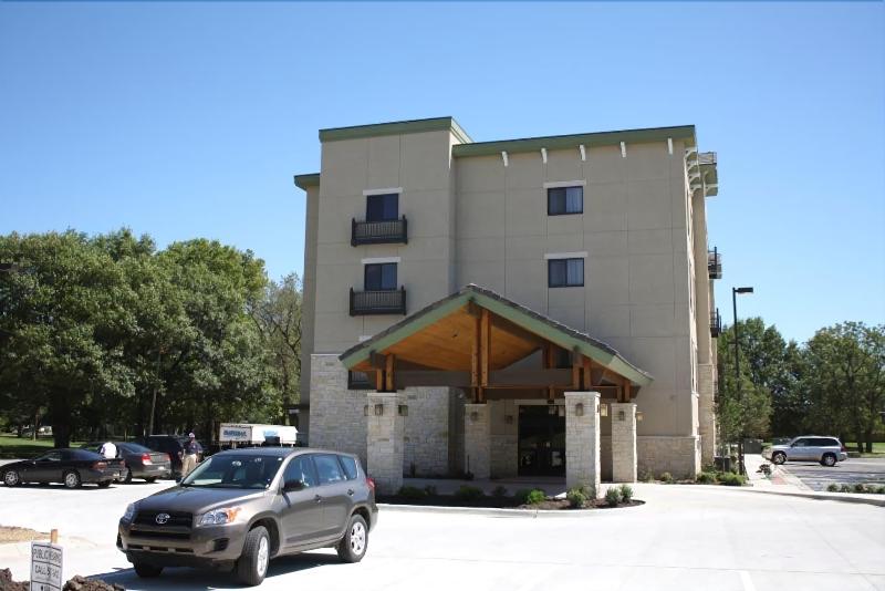 Отель Parkwood Inn & Suites