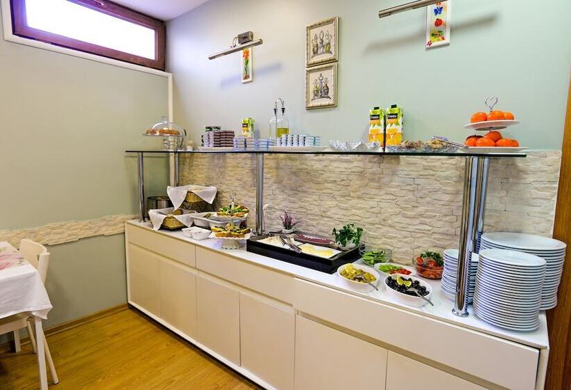 Отель Retropera