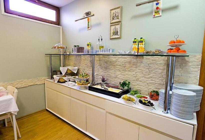 Отель Retropera