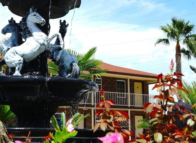 هتل Savannah Inn And Suites