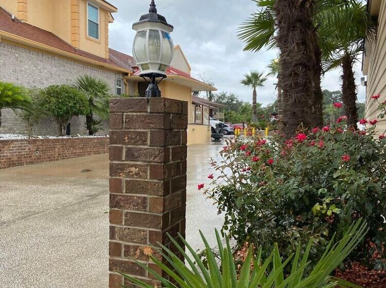 هتل Savannah Inn And Suites