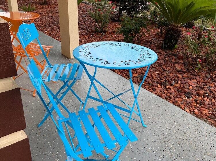 هتل Savannah Inn And Suites