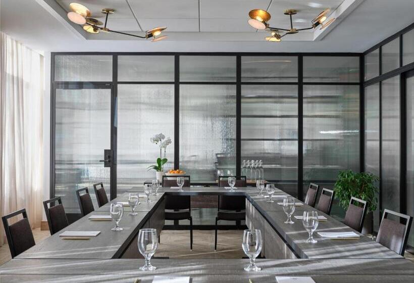 فندق Six South St.