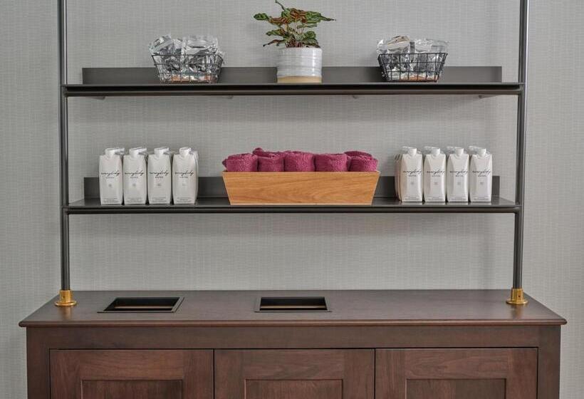 فندق Six South St.