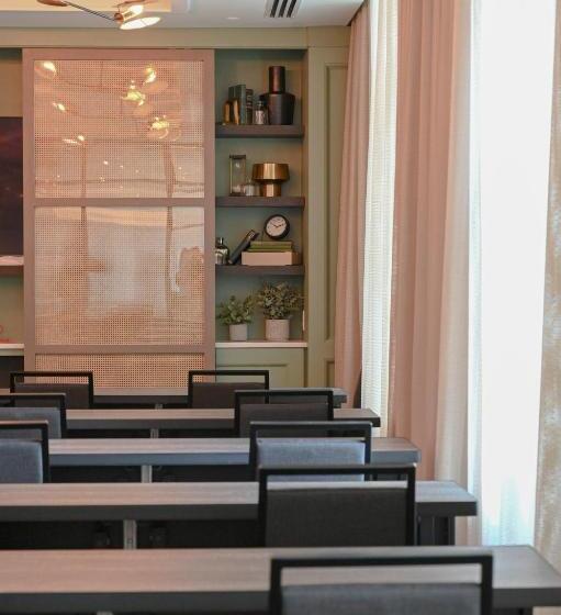 فندق Six South St.