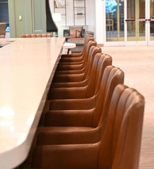 فندق Six South St.