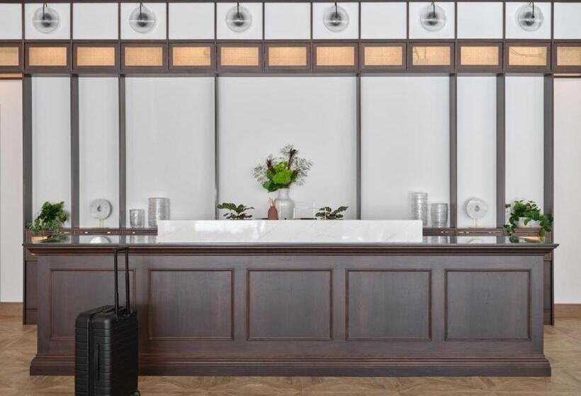 فندق Six South St.