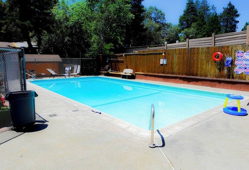 호텔 Sleepy Hollow Cabins And