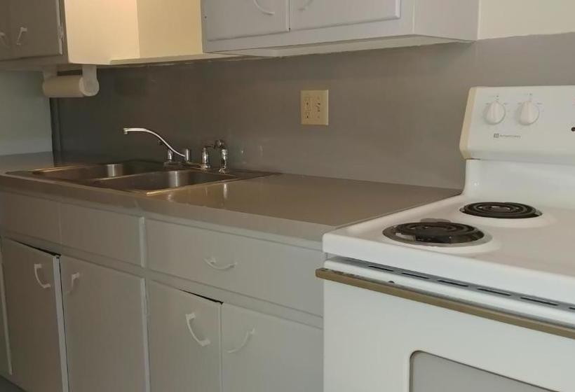 The Holiday Court Motel