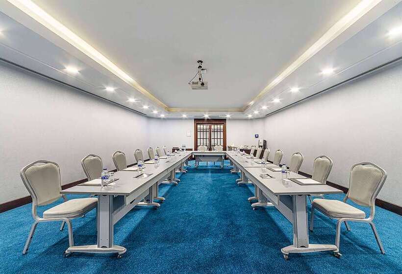 ホテル Wyndham Grand Istanbul Kalamış Marina