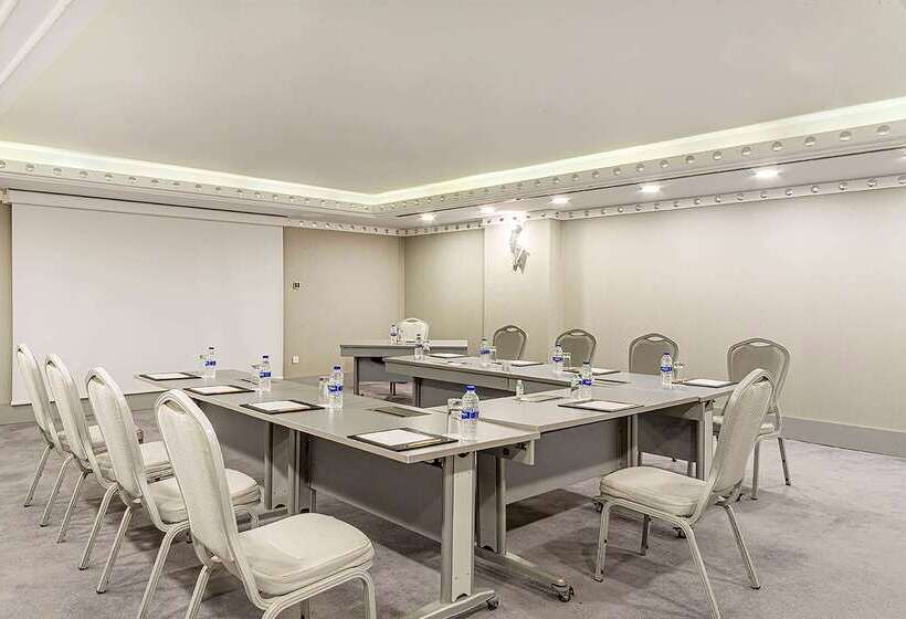 ホテル Wyndham Grand Istanbul Kalamış Marina