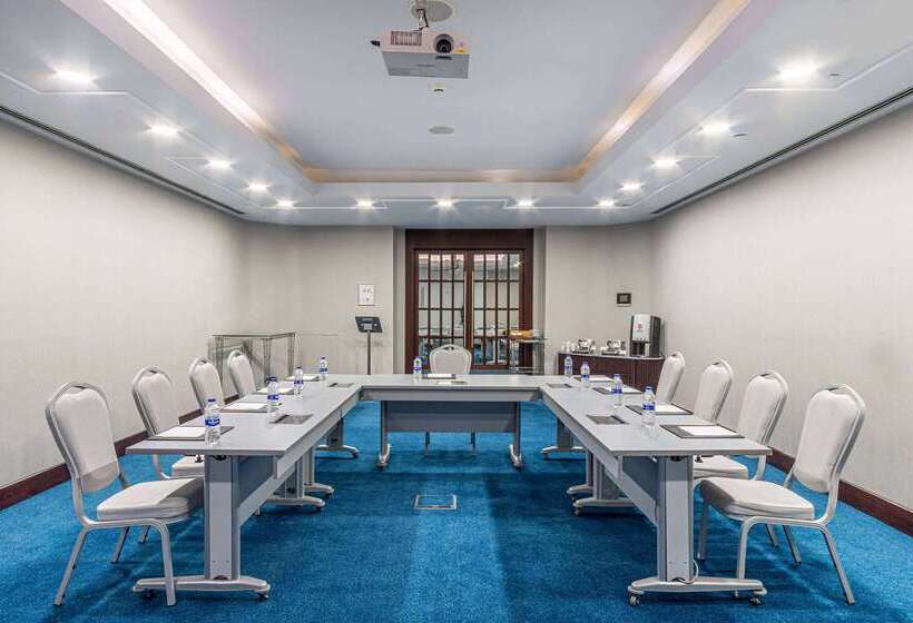 ホテル Wyndham Grand Istanbul Kalamış Marina