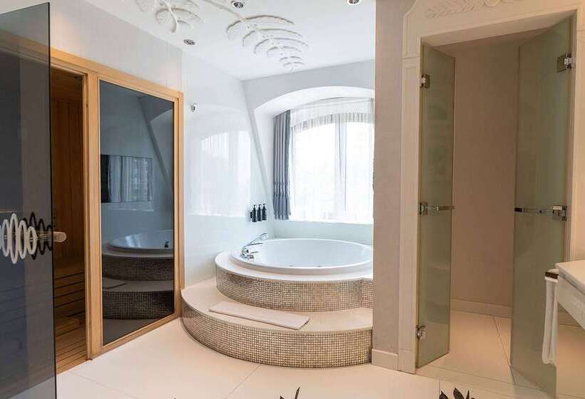 ホテル Wyndham Grand Istanbul Kalamış Marina