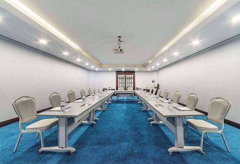 ホテル Wyndham Grand Istanbul Kalamış Marina