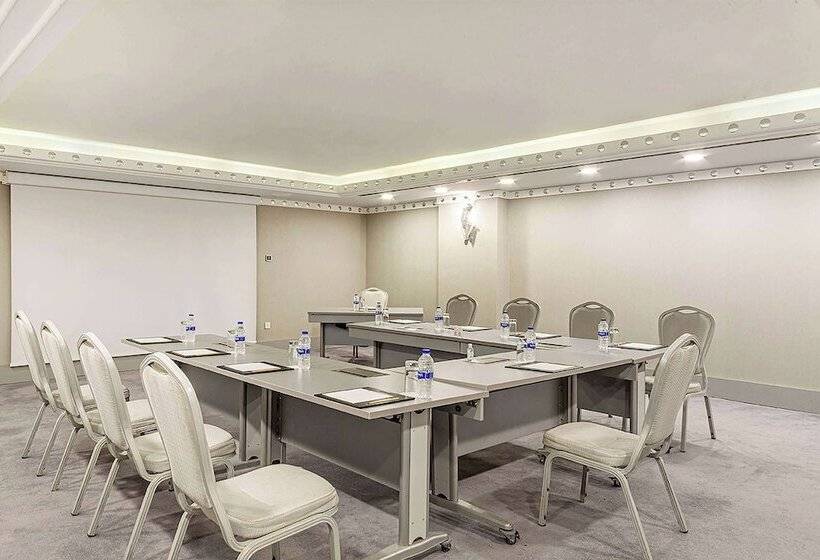 ホテル Wyndham Grand Istanbul Kalamış Marina