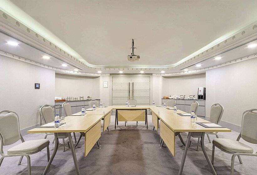 ホテル Wyndham Grand Istanbul Kalamış Marina