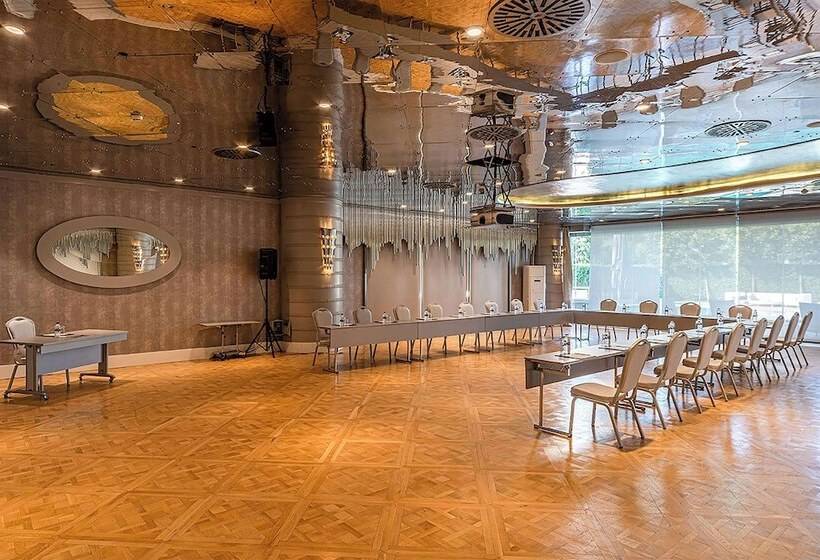 ホテル Wyndham Grand Istanbul Kalamış Marina