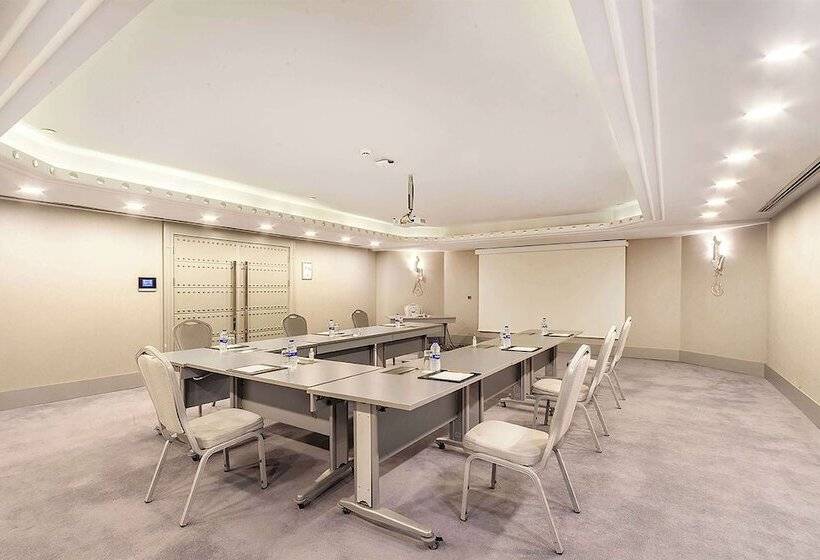 ホテル Wyndham Grand Istanbul Kalamış Marina