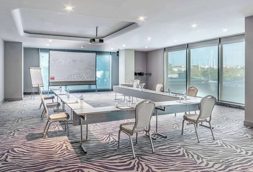 ホテル Wyndham Grand Istanbul Kalamış Marina