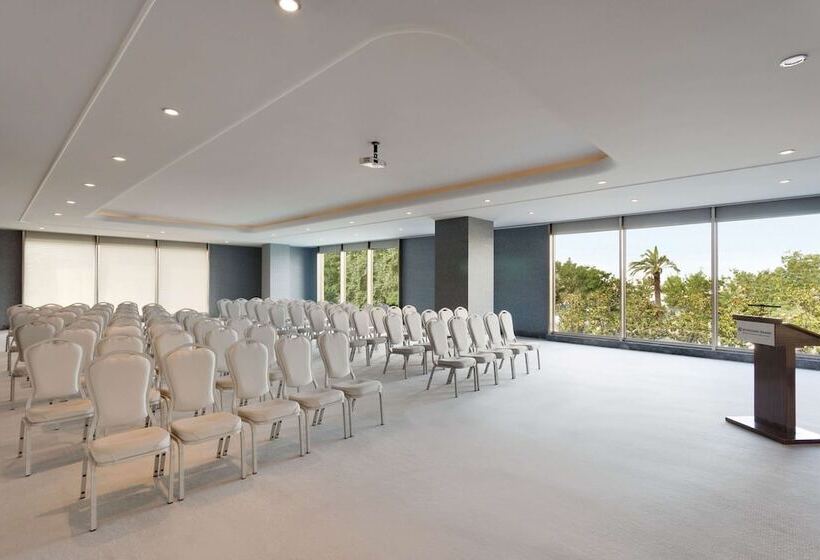 ホテル Wyndham Grand Istanbul Kalamış Marina