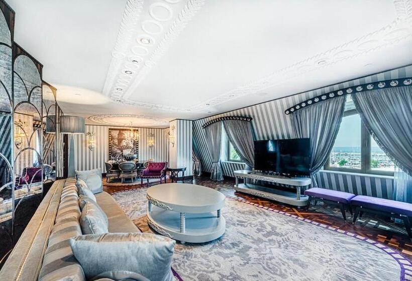 ホテル Wyndham Grand Istanbul Kalamış Marina