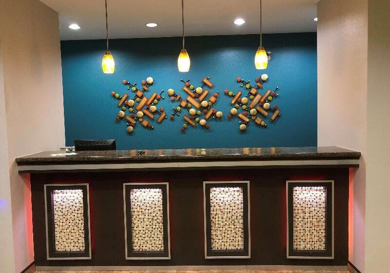 فندق على الطريق Executive Inn & Suites Joaquin