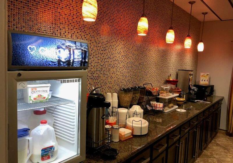 汽车旅馆  Executive Inn & Suites Joaquin