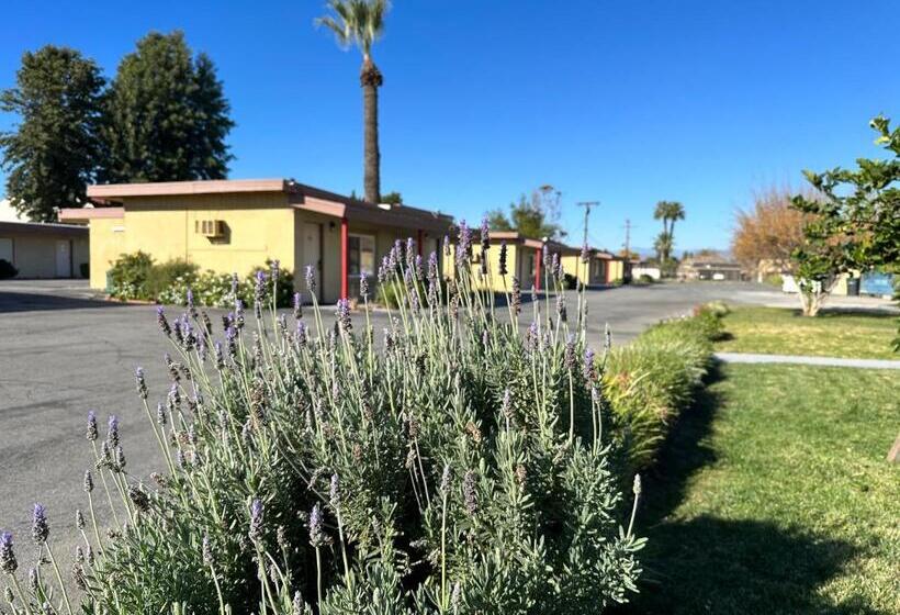 فندق على الطريق Royal Inn And Suites