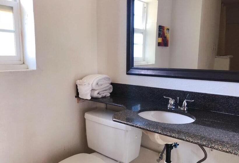 فندق على الطريق Royal Inn And Suites