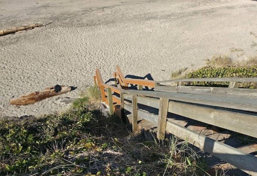 Sailor Jack Oceanfront Motel