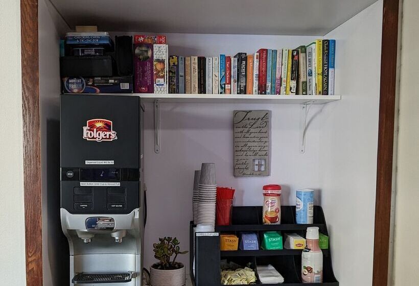 Sailor Jack Oceanfront Motel