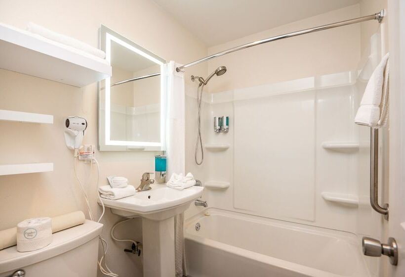 Sailor Jack Oceanfront Motel