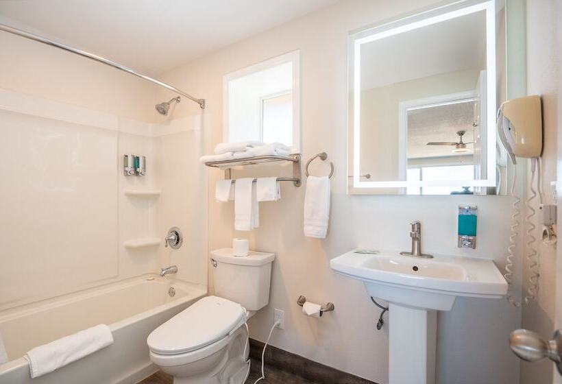 Sailor Jack Oceanfront Motel