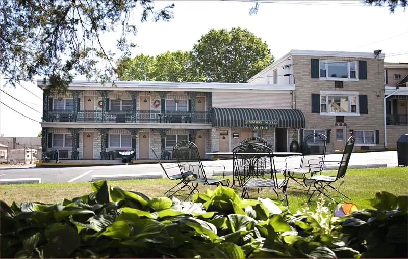 Simmons Motel And Suites