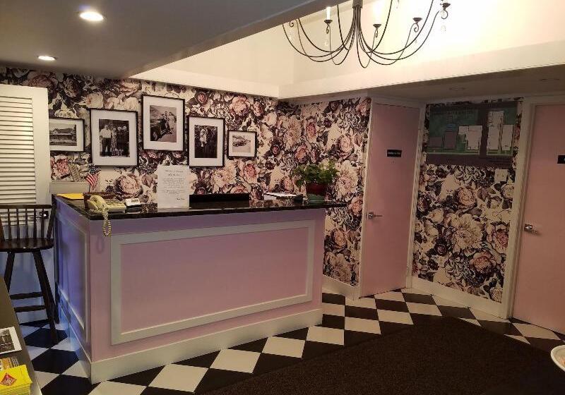 Simmons Motel And Suites