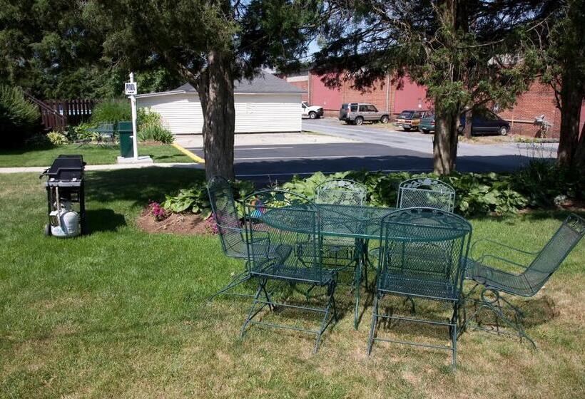 Simmons Motel And Suites