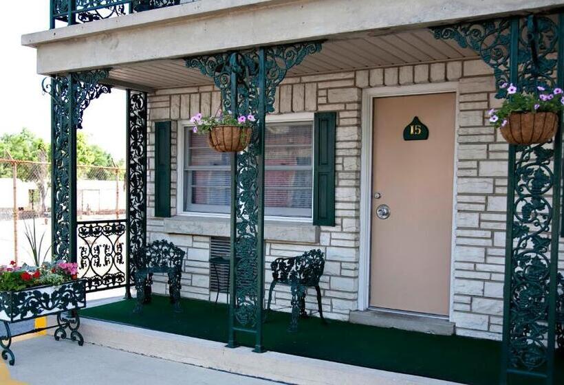 Simmons Motel And Suites