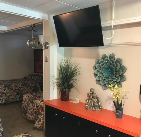 Simmons Motel And Suites