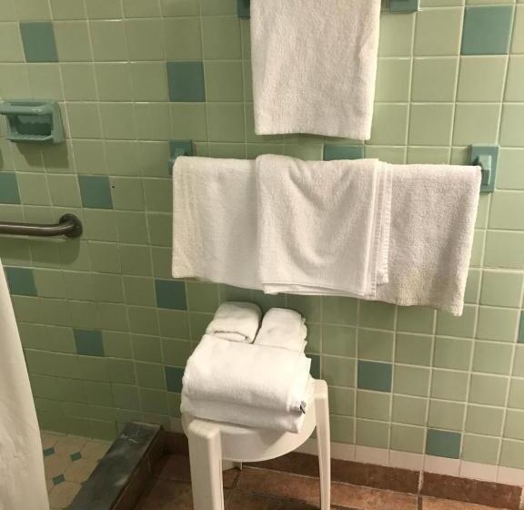 Simmons Motel And Suites