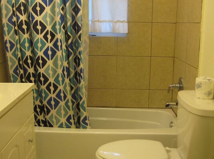 Travelier Motel   Macon