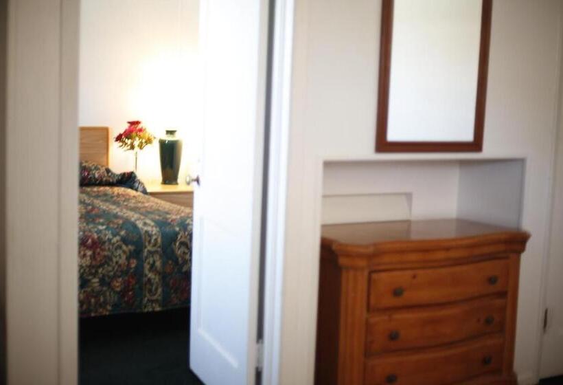 Travelier Motel   Macon