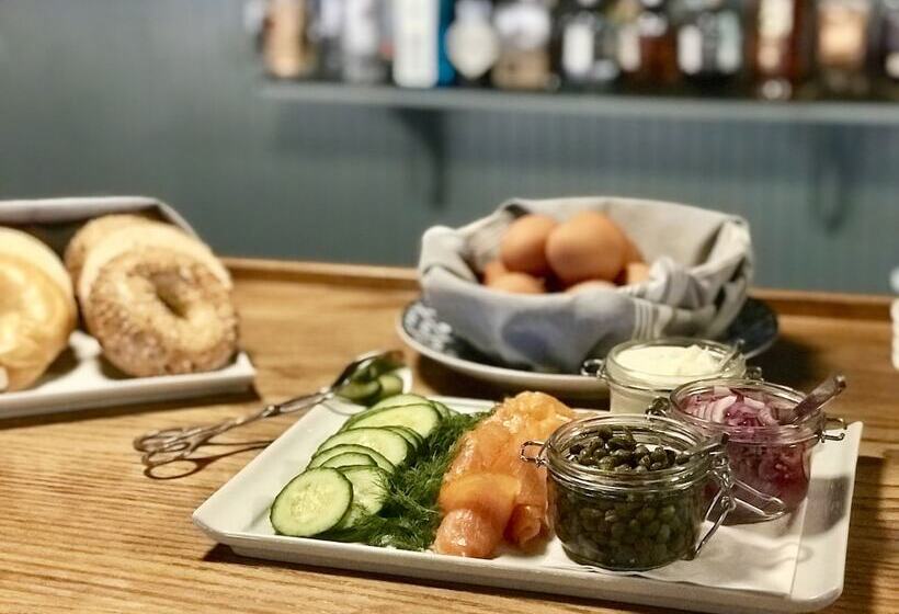 Wylder Hotel   Tilghman Island